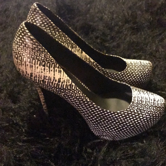 Steve Madden Nala Platform Pumps - Picture 3 of 6